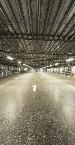 Inne i tomt, moderne og godt opplyst parkeringshus