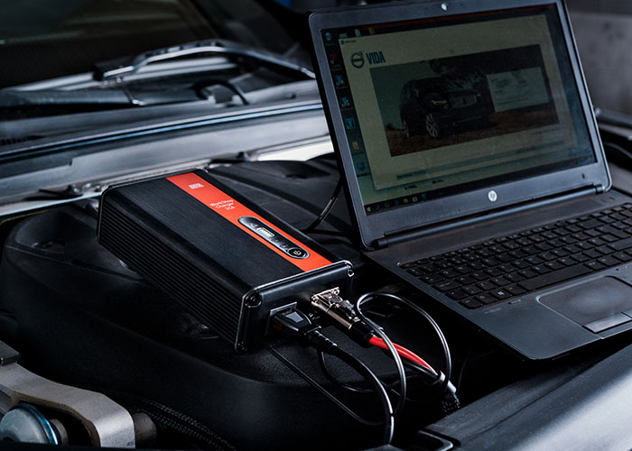 WorkshopCharger i motorrom, koblet til en laptop