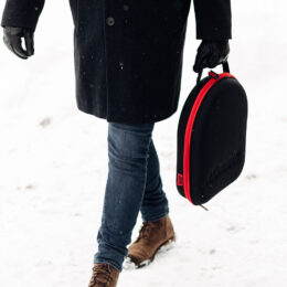 Person bærer en eConnect premium bag i snøen