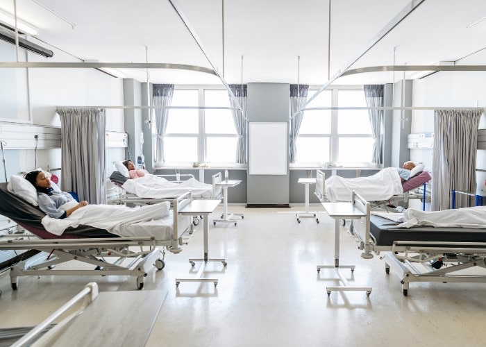 Flere pasienter ligger i sykesenger på sengepost