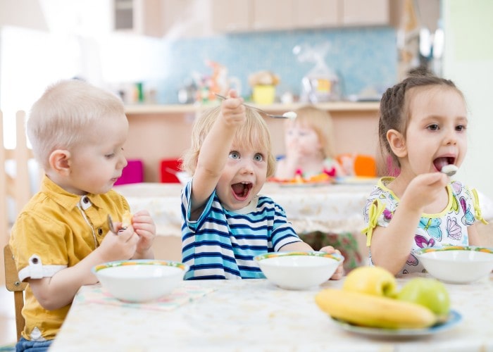 Skolebelysning - Ivrige barnehagebarn mens de spiser