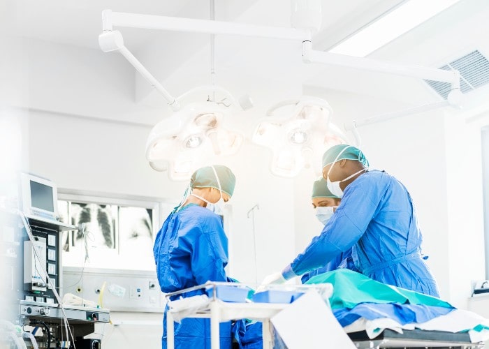 Kirurger opererer i operasjonssal