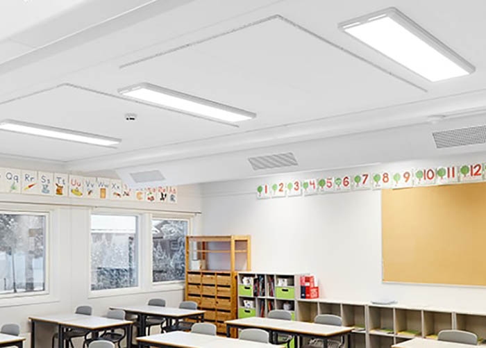 klassrum med tända lampor