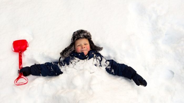 Lykkelig gutt begravd til brystet i snø