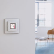 Nobø NTB termostat på vegg i lyst hjem