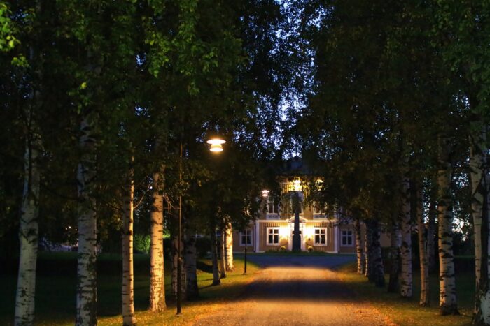 mörkt och lyktstolpar