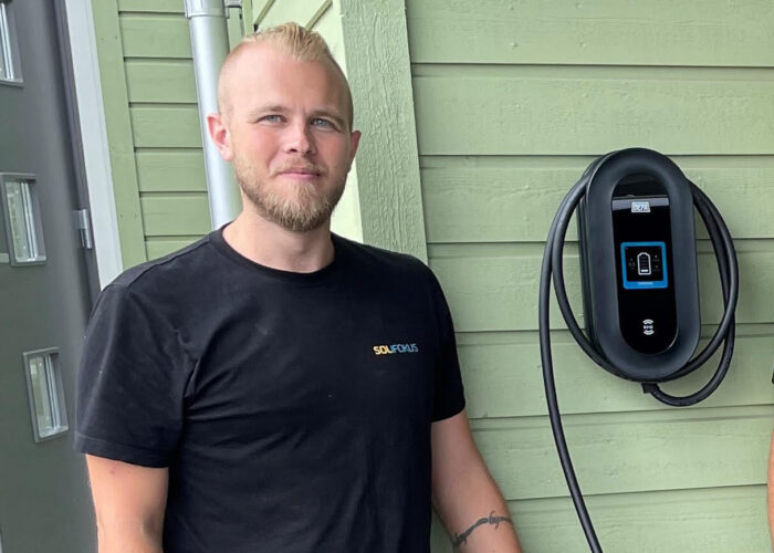 Elektriker Joakim Åkesson installerer DEFA Power.