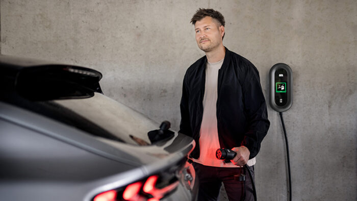 Hemmaladdning med DEFA Power. Nya elbilspremien introduceras 2026.
