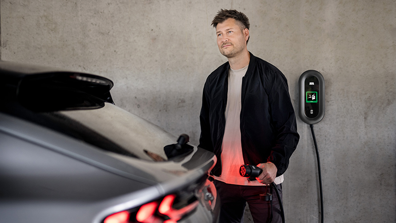 Hemmaladdning med DEFA Power. Nya elbilspremien introduceras 2026.